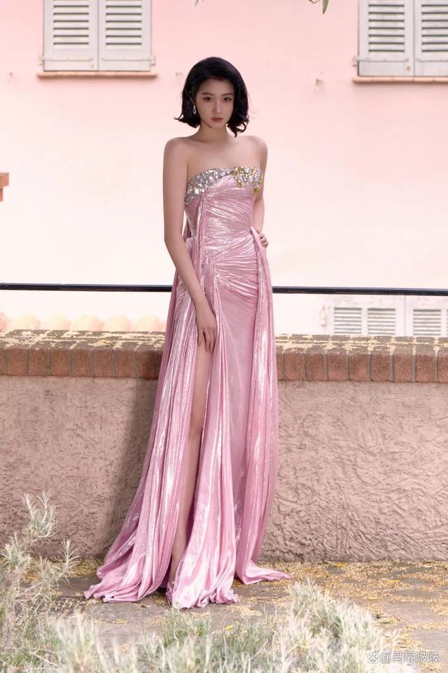 关晓彤穿性感高定裙 美出新高度 戛纳红毯上的粉色浪漫