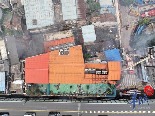 广州一批发市场起火 直击救援现场 9人获救，1人失联