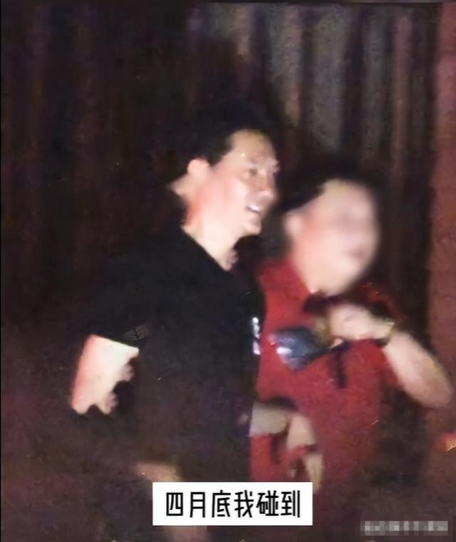 45岁冯绍峰新恋情疑曝光，夜会两女身材火辣，赵丽颖被牵连！