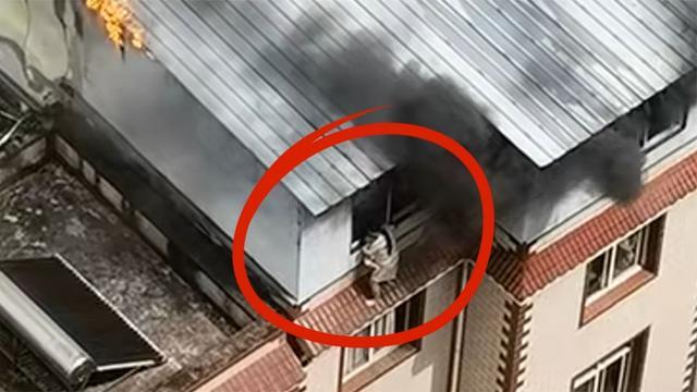 昆明一小区楼顶起火 无人员伤亡 女子抱娃避险引关注