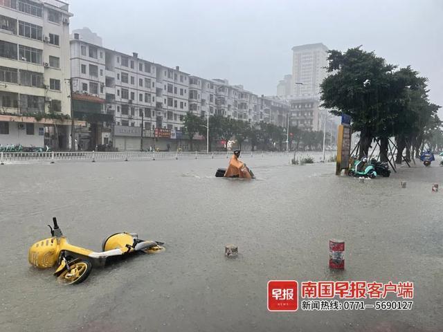 南宁暴雨多辆车被淹 特大暴雨致多地积水严重