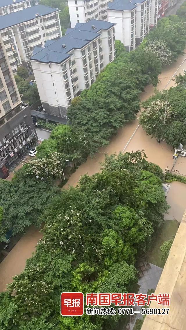 南宁暴雨多辆车被淹 特大暴雨致多地积水严重