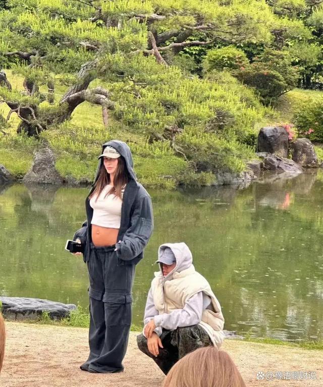 日本偶遇比伯海莉度假 雨中甜蜜游东京