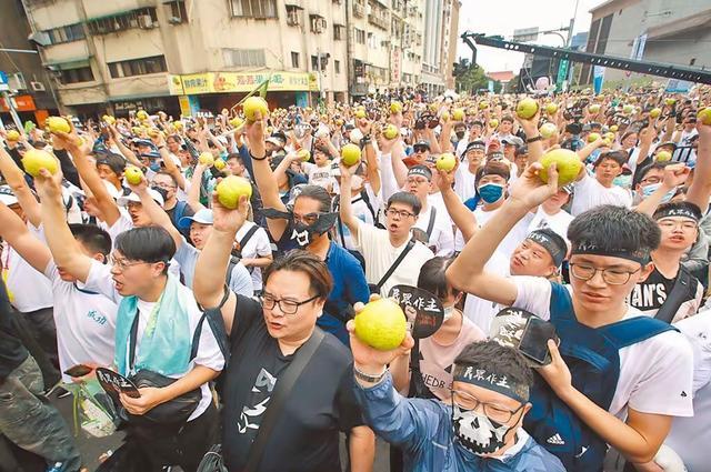 近万“小草”集结！柯文哲呛民进党是最大的诈骗集团