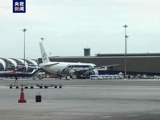 新加坡航空一客机迫降致1死30伤