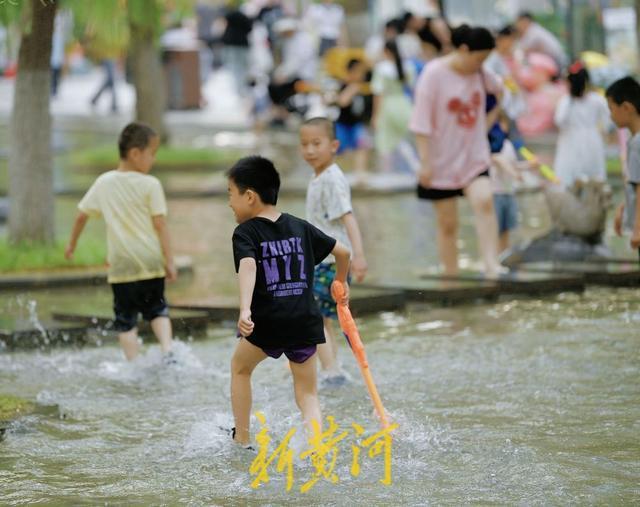 济南：不惧高温 清泉戏水乐享清凉 —— 印象济南夏夜亲子乐