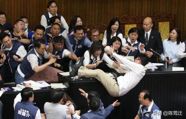 岛内两党上演“全武行”，蔡英文选择妥协，烂摊子全留给赖清德