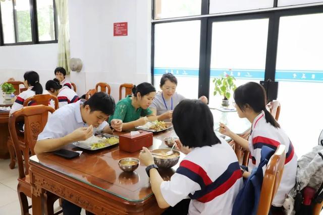 珠海推行学校师生同餐同菜同价制度 共筑师生情，同享餐桌乐