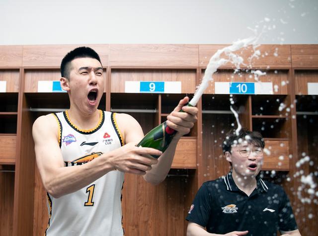 辽篮赛后在更衣室开香槟庆祝 夺赛季总冠军