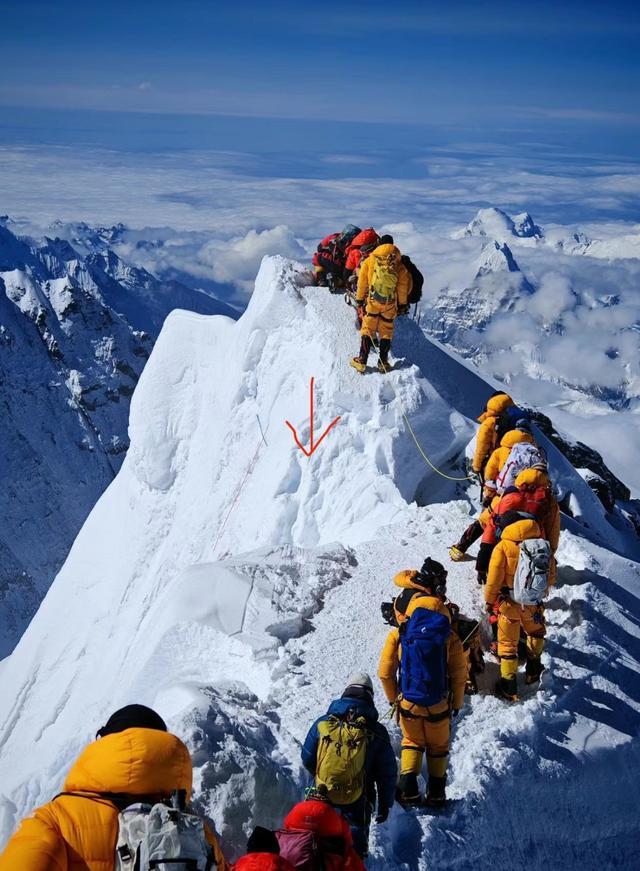 珠峰近顶处路段塌陷致2人遇难 登山拥堵加剧风险