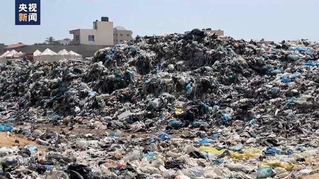 加沙流离失所者营地被垃圾山包围 环境恶化危及健康