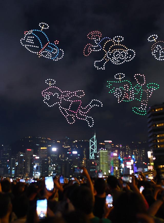 香港办“哆啦A梦”主题无人机表演 千机变点亮维港夜空