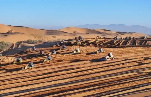 数百台推土机冲进沙漠来回穿梭 打造绿色能源新奇迹