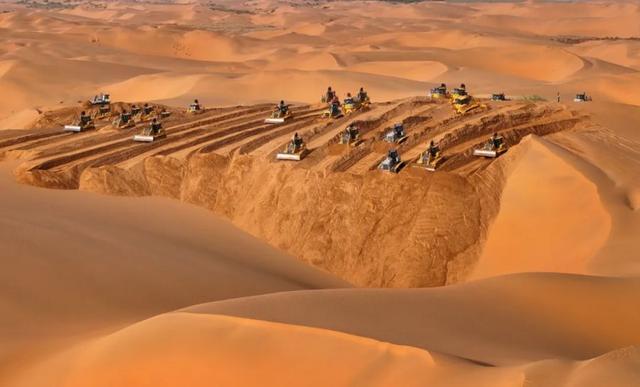 数百台推土机冲进沙漠来回穿梭 打造绿色能源新奇迹