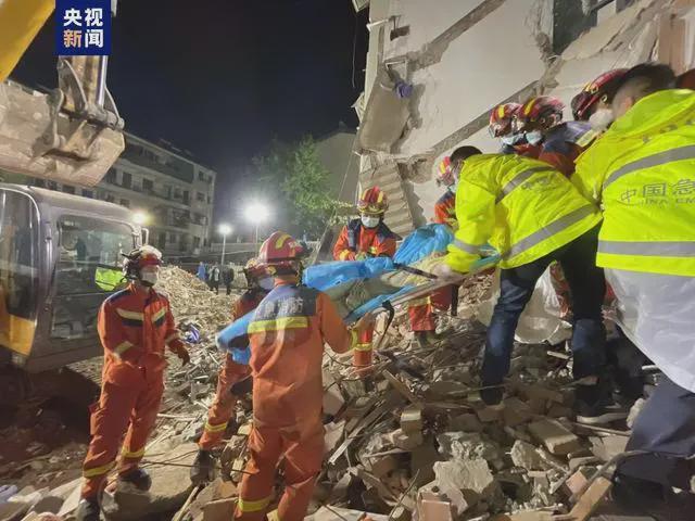 安徽楼房坍塌失联人员最大80多岁 搜救行动紧急进行