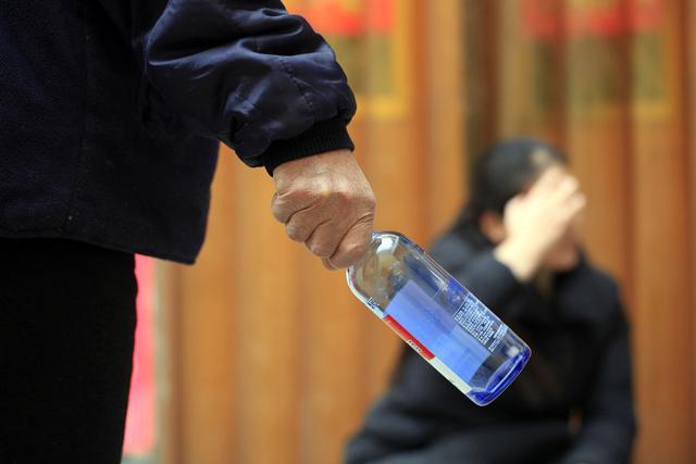 新加坡坠亡女留学生曾遭父亲家暴