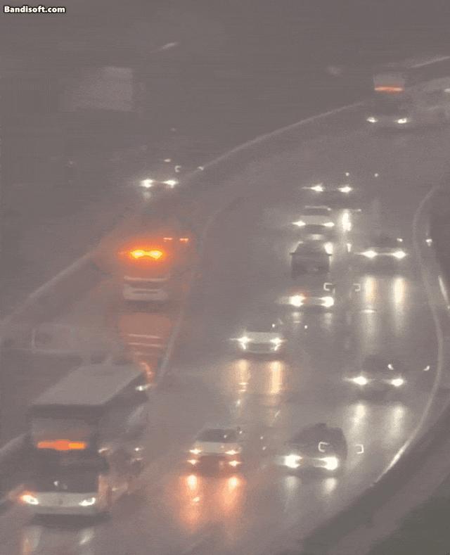 北京多区狂风暴雨 晚高峰交通预警