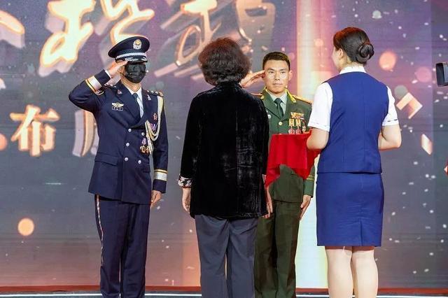 缉毒警蒙面上台领奖