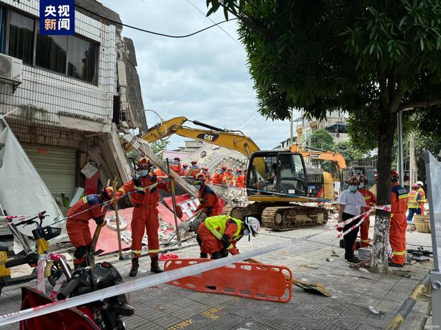 广西龙州一小学附近商铺发生倒塌事故，初步核实5人被困