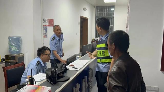 男子失意徒步高速警民接力相助 暖心警色传温情