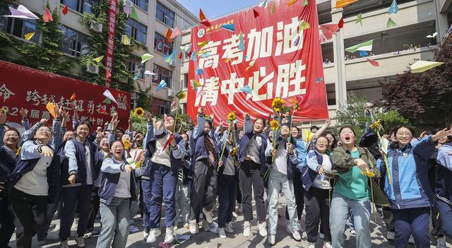 男老师穿旗袍为高考学生打气 独特方式引热议