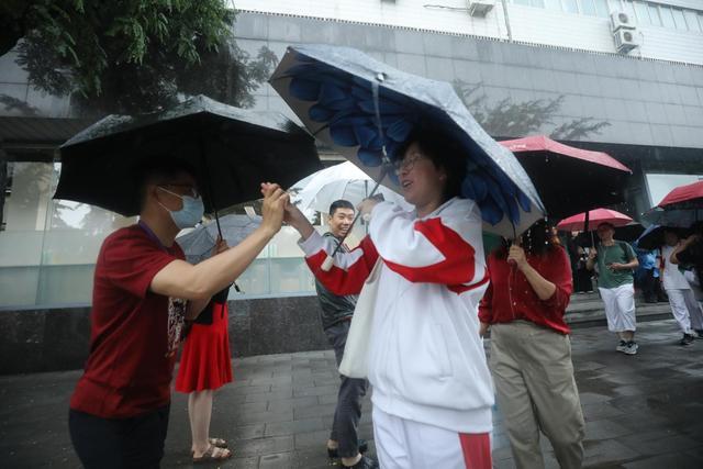 多图直击：高考第一科结束！考生雨中走出考场