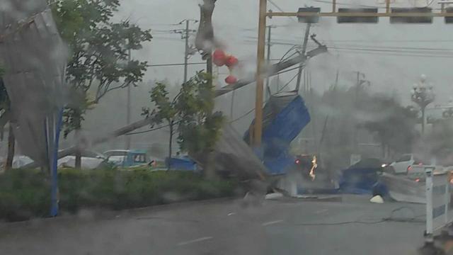 实拍乌兰浩特密集冰雹 极端天气肆虐，阿拉尔市众志成城