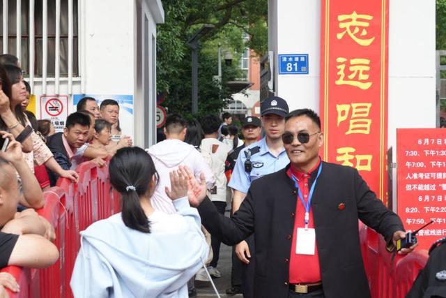 高考首日 保安手上这两个字暖得让人想哭