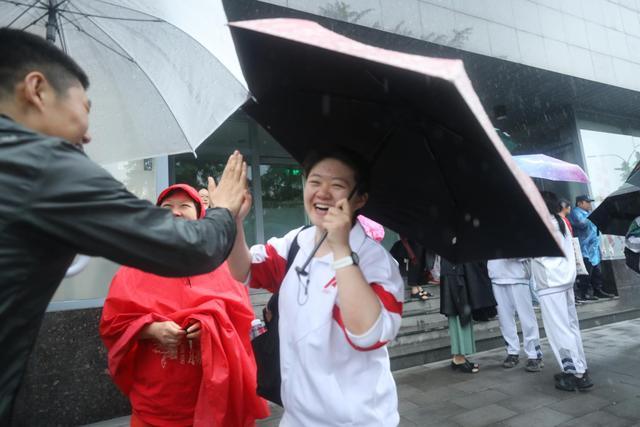 多图直击：高考第一科结束！考生雨中走出考场