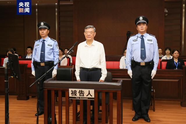 受贿超4亿，李金柱受审 昔日高官认罪伏法