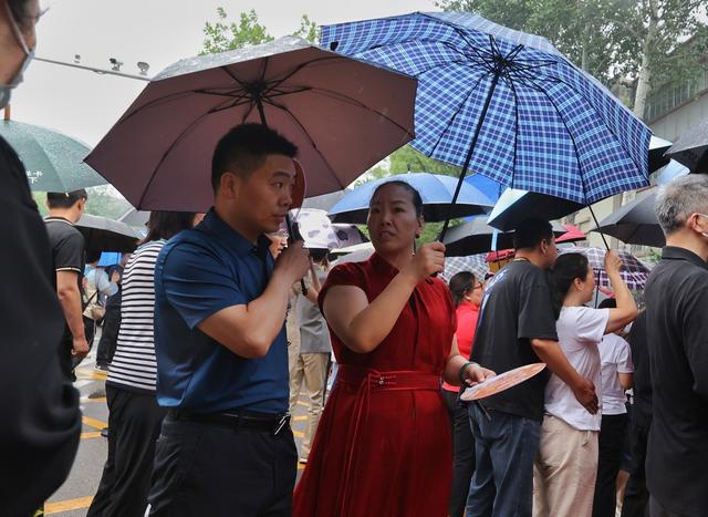 2024年北京高考雨中开启 6.72万考生逐梦考场