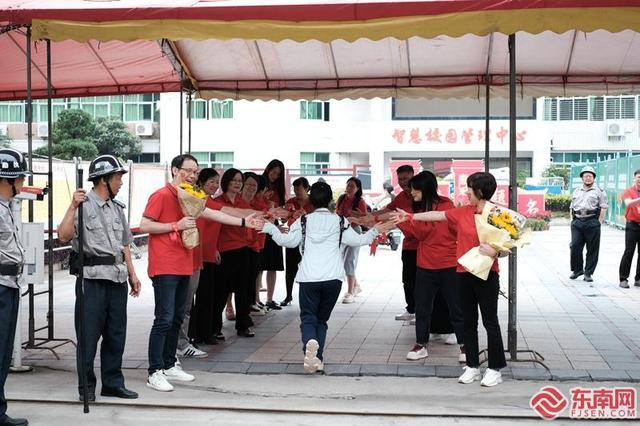 福建家长老师“花式”送考 旗开得胜，暖意融融