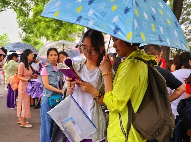 2024年北京高考雨中开启 6.72万考生逐梦考场