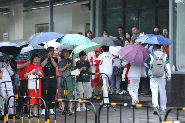 多图直击：高考第一科结束！考生雨中走出考场