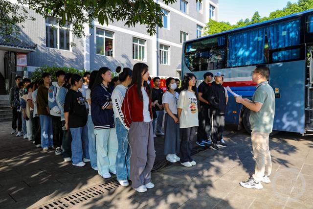 考生在交警帮助下卡点抵达考点 顺利熟悉环境备考气氛浓