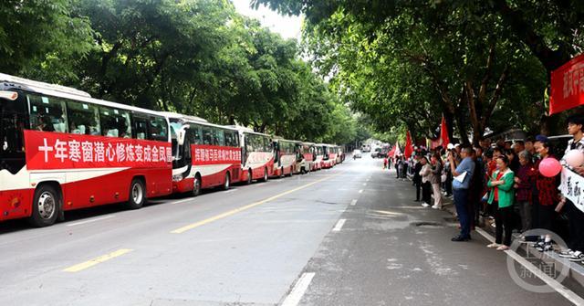 考生在交警帮助下卡点抵达考点 顺利熟悉环境备考气氛浓