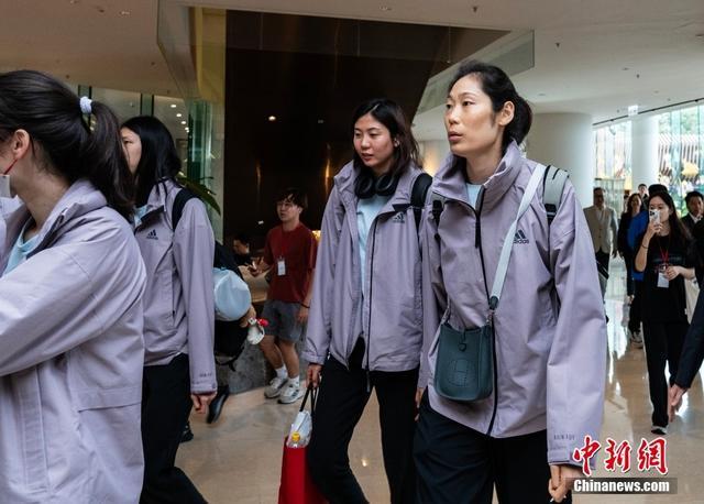 中国女排抵达香港，备战2024世界联赛