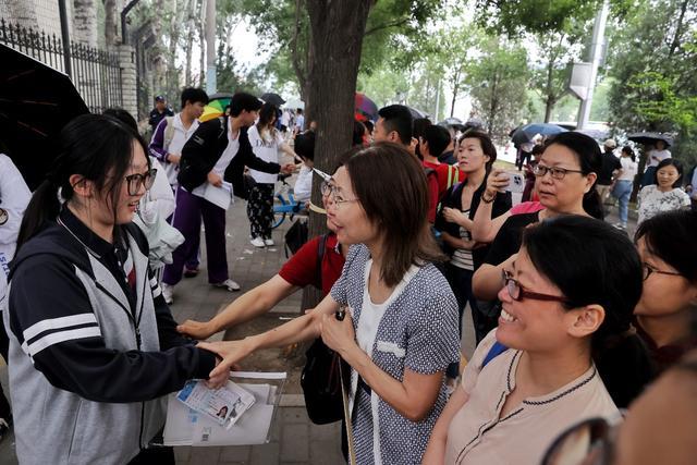 2024年北京高考雨中开启 6.72万考生逐梦考场