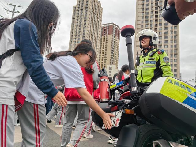 各地985211警车警号齐上阵 爱心护航高考路