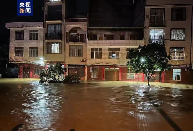 暴雨致广西百色内涝 多处被淹 居民受困 消防急救援