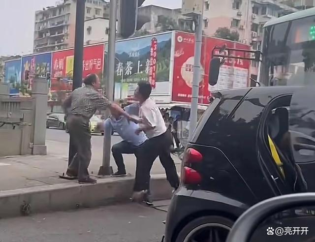 曝小車別停公交后毆打司機 路怒癥引眾怒