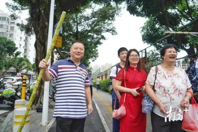 姥姥给高考外孙女送向日葵跑错考点 温馨送考情满场