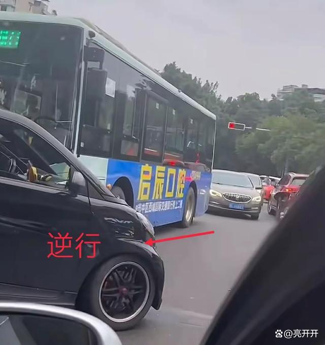 曝小車別停公交后毆打司機 路怒癥引眾怒