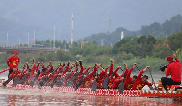 龙舟竞渡 连江“三国水战”开启 端午佳节上演水上争霸