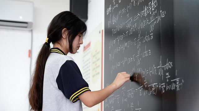 中专女生爆冷拿下数学竞赛全球12名 服装设计少女的数学梦