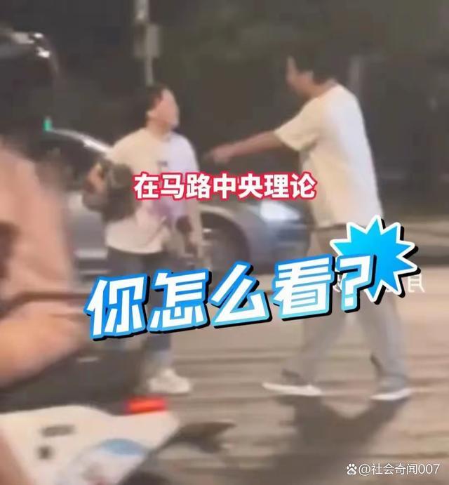 男子踢飞没拴绳狗 女子抡菜刀质问 遛狗不牵绳谁之过？