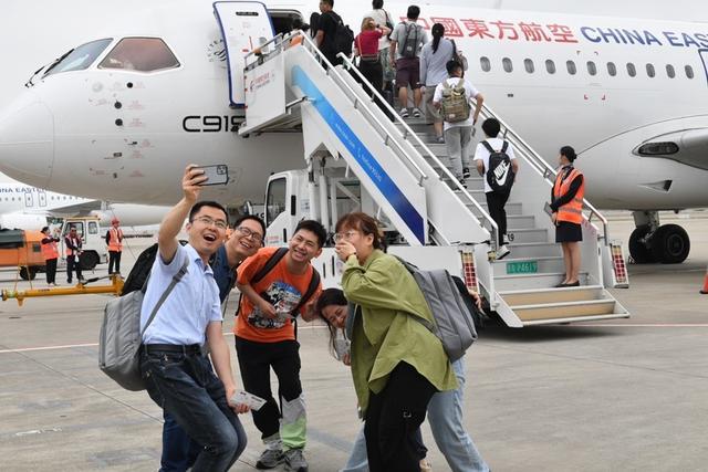 国产大飞机C919亮相“沪广快线” 暑运旺季迎旅客“打卡”热潮