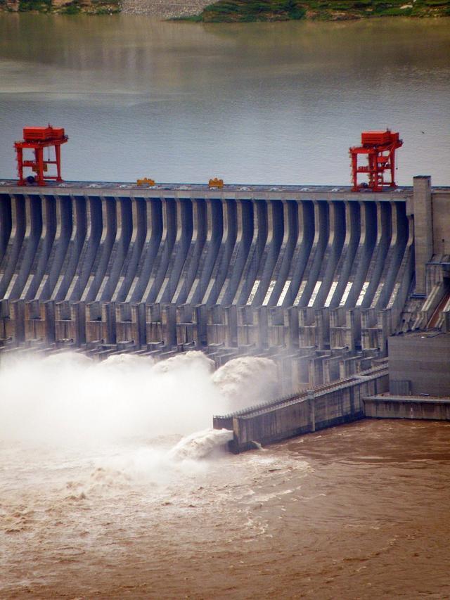  Xiaolangdi Water Control Project on the Yellow River displays the grand scene of sediment discharge and flood discharge, engineering miracles and natural harmony