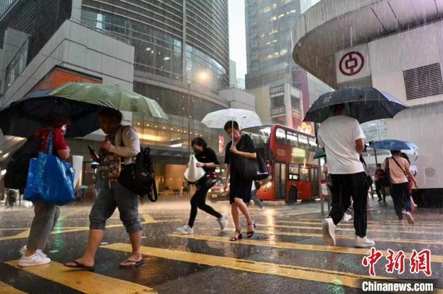 香港暴雨红警下午校今日下午停课 确保学生安全回家