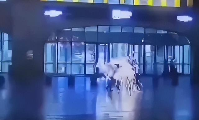 两旅客在锦州北站火车站广场遭雷击